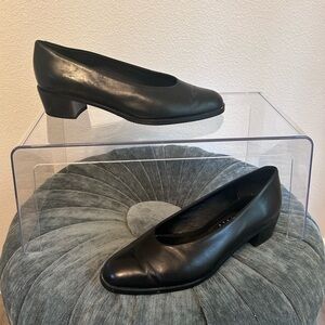Amalfi Italy Sleek Black small heels for Effortless Style size 8 C.